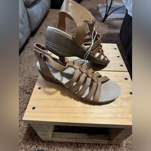 NEW IN BOX YUU CARAMEL HILLY SANDALS